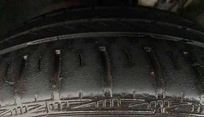 2016 Volkswagen Vento HIGHLINE PETROL AT, Petrol, Automatic, 73,736 km, Right Front Tyre Tread