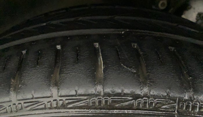 2016 Volkswagen Vento HIGHLINE PETROL AT, Petrol, Automatic, 73,736 km, Left Front Tyre Tread