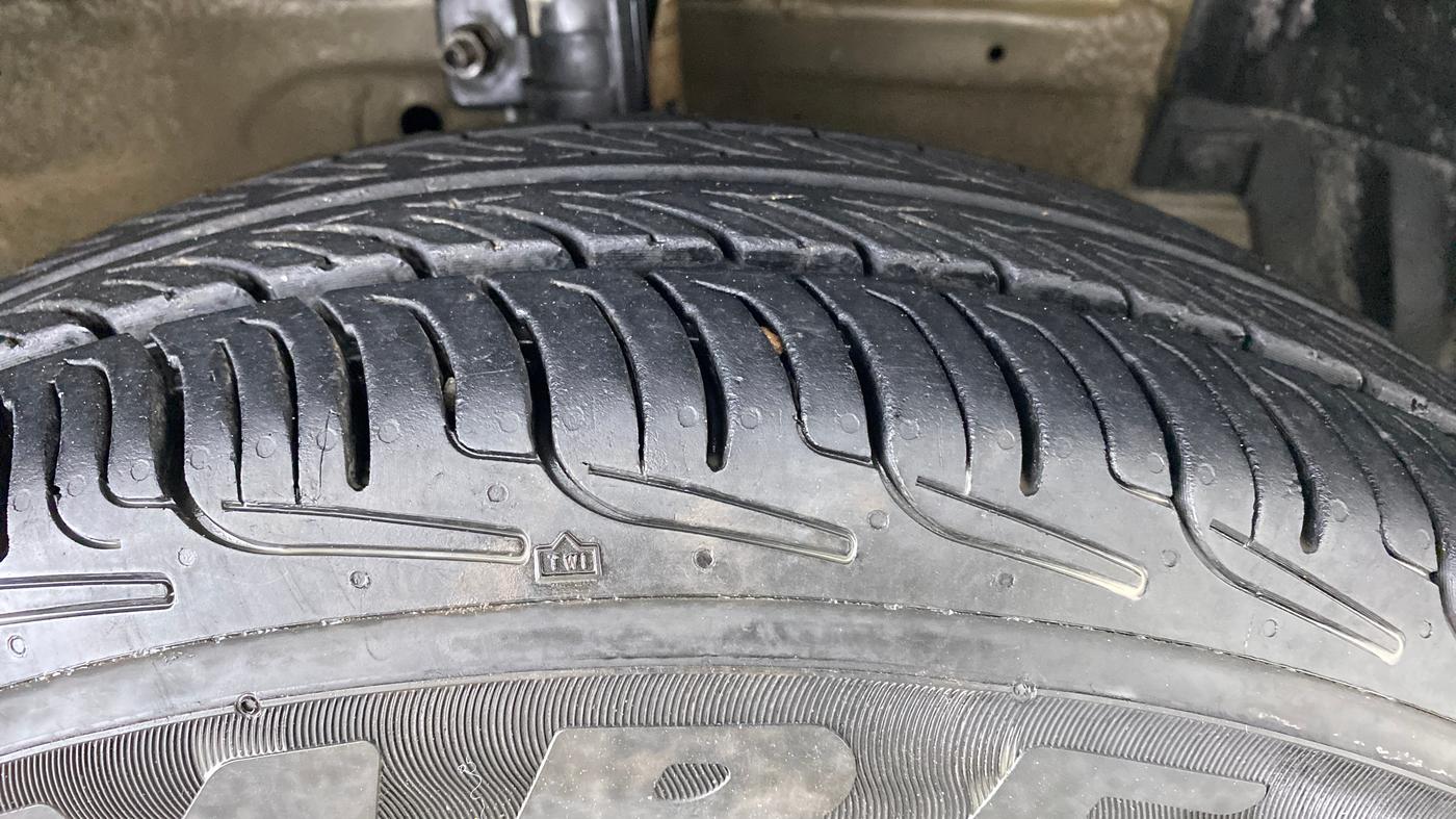 2014 Maruti Swift VXI, Petrol, Manual, 46,247 km, Right Front Tyre Tread