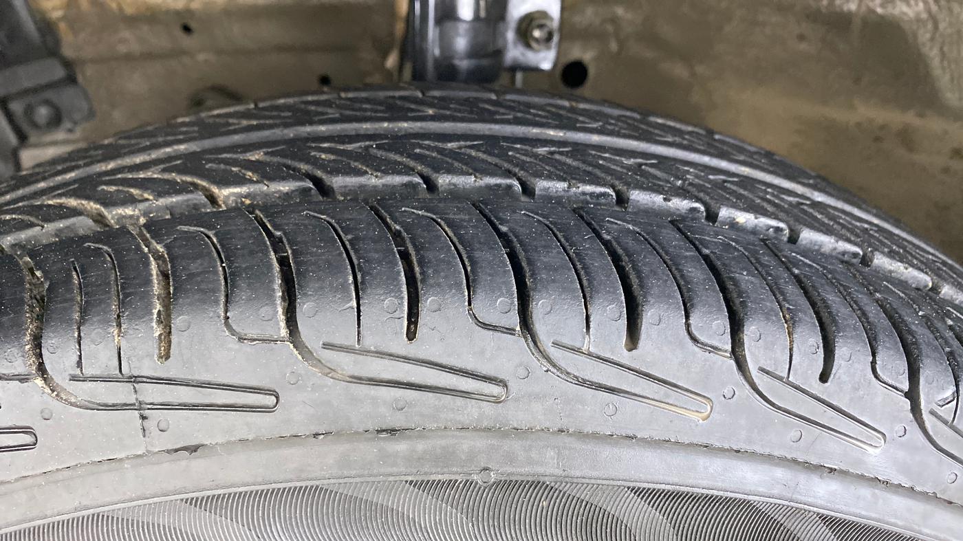 2014 Maruti Swift VXI, Petrol, Manual, 46,247 km, Left Front Tyre Tread