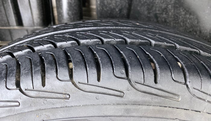 2014 Maruti Swift VXI, Petrol, Manual, 46,247 km, Right Rear Tyre Tread