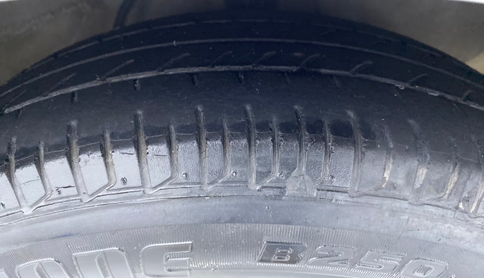 2014 Hyundai i10 SPORTZ 1.1 IRDE2, Petrol, Manual, 28,062 km, Right Front Tyre Tread