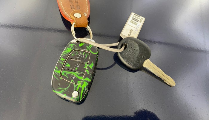 2020 Hyundai VENUE SX 1.0 TURBO IMT, Petrol, Manual, 56,796 km, Key Close Up