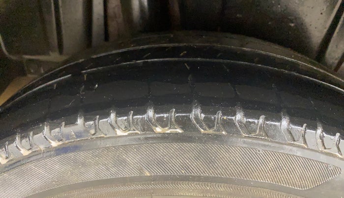 2023 Maruti Ertiga ZXI (O) CNG, CNG, Manual, 80,424 km, Right Rear Tyre Tread