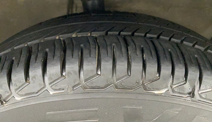 2012 Maruti Ritz LXI, Petrol, Manual, 1,21,307 km, Right Front Tyre Tread
