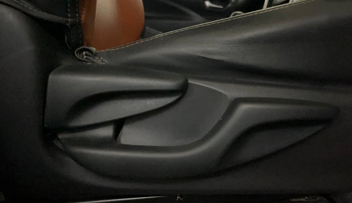 2022 Toyota Innova Crysta 2.7 GX AT 7 STR, Petrol, Automatic, 37,081 km, Driver Side Adjustment Panel