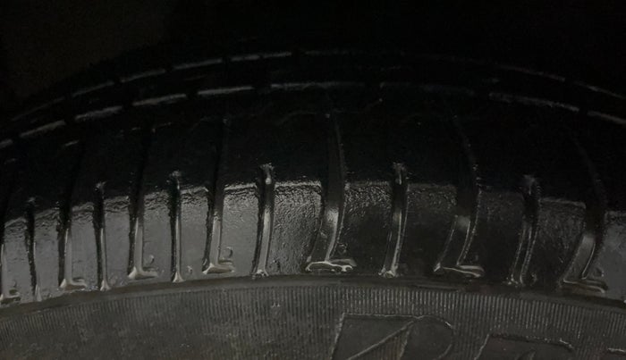 2022 Toyota Innova Crysta 2.7 GX AT 7 STR, Petrol, Automatic, 37,081 km, Left Front Tyre Tread