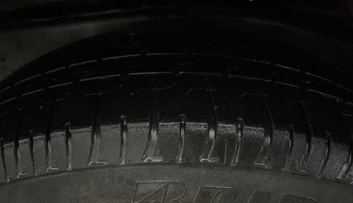 2022 Toyota Innova Crysta 2.7 GX AT 7 STR, Petrol, Automatic, 37,081 km, Left Rear Tyre Tread