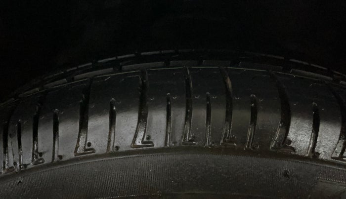 2022 Toyota Innova Crysta 2.7 GX AT 7 STR, Petrol, Automatic, 37,081 km, Right Front Tyre Tread