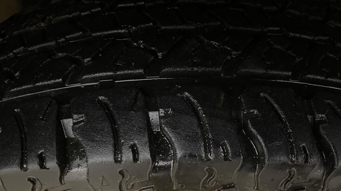 2022 Mahindra Thar LX  P 4WD AT CONVERTIBLE, Petrol, Automatic, 13,322 km, Right Front Tyre Tread