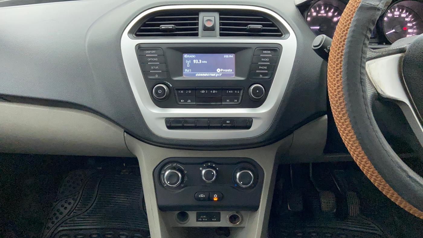 2016 Tata Tiago XT 1.2 REVOTRON, Petrol, Manual, 1,26,689 km, Center consol