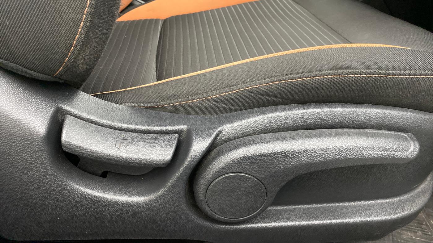 2016 Hyundai i20 Active 1.4 SX, Diesel, Manual, 38,546 km, Driver Side Adjustment Panel