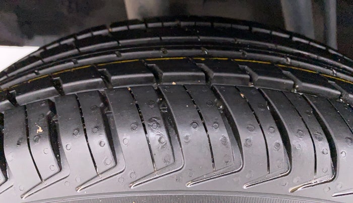 2017 Renault Kwid RXT 1.0 EASY-R  AT, Petrol, Automatic, 66,802 km, Right Rear Tyre Tread