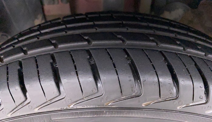 2017 Renault Kwid RXT 1.0 EASY-R  AT, Petrol, Automatic, 66,802 km, Left Front Tyre Tread
