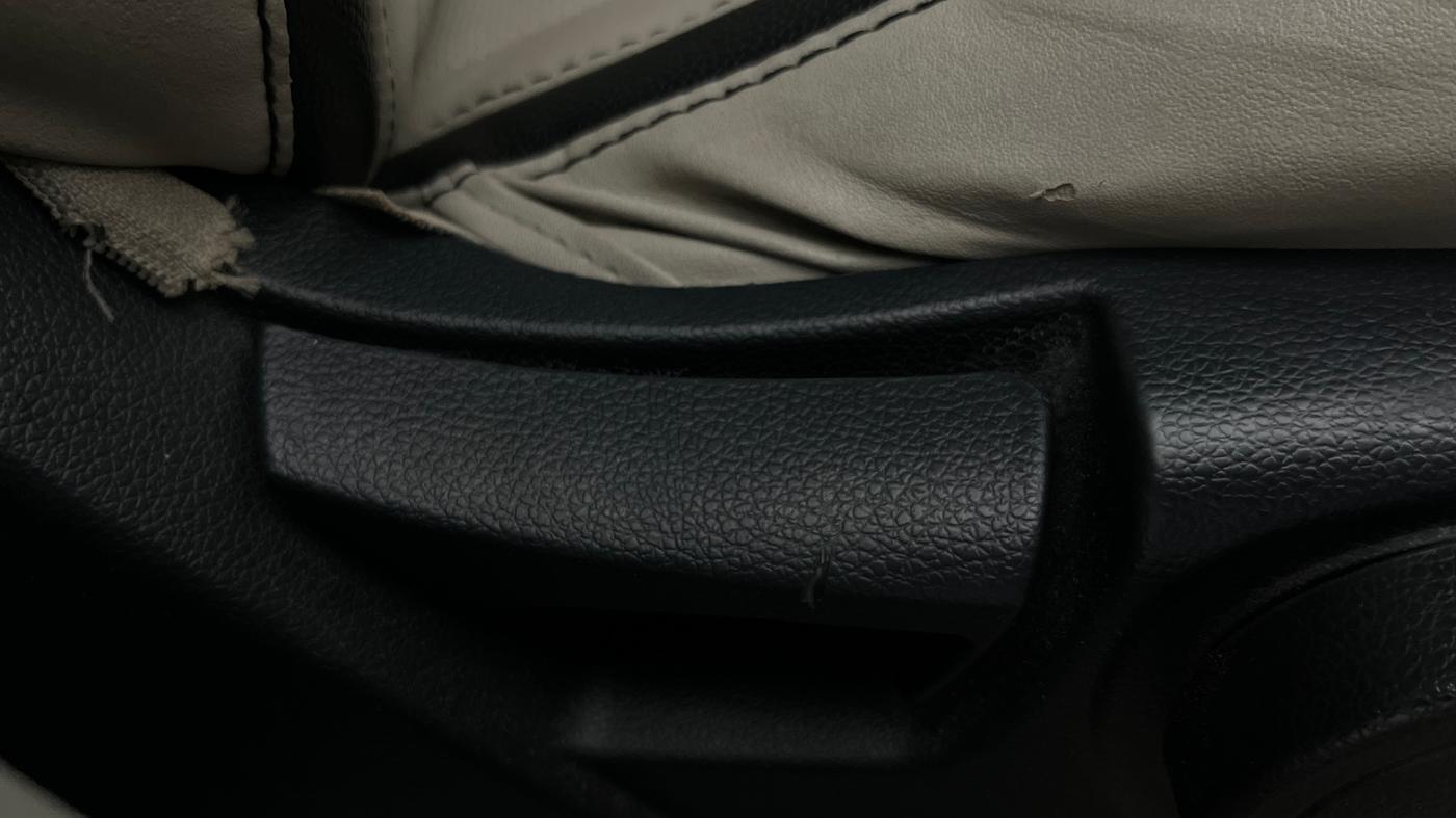 2020 Mahindra XUV300 W8 1.2 PETROL, Petrol, Manual, 79,309 km, Driver Side Adjustment Panel
