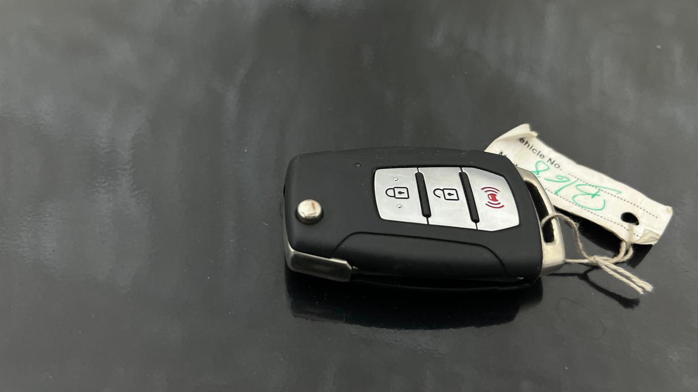 2020 Mahindra XUV300 W8 1.2 PETROL, Petrol, Manual, 79,309 km, Key Close Up