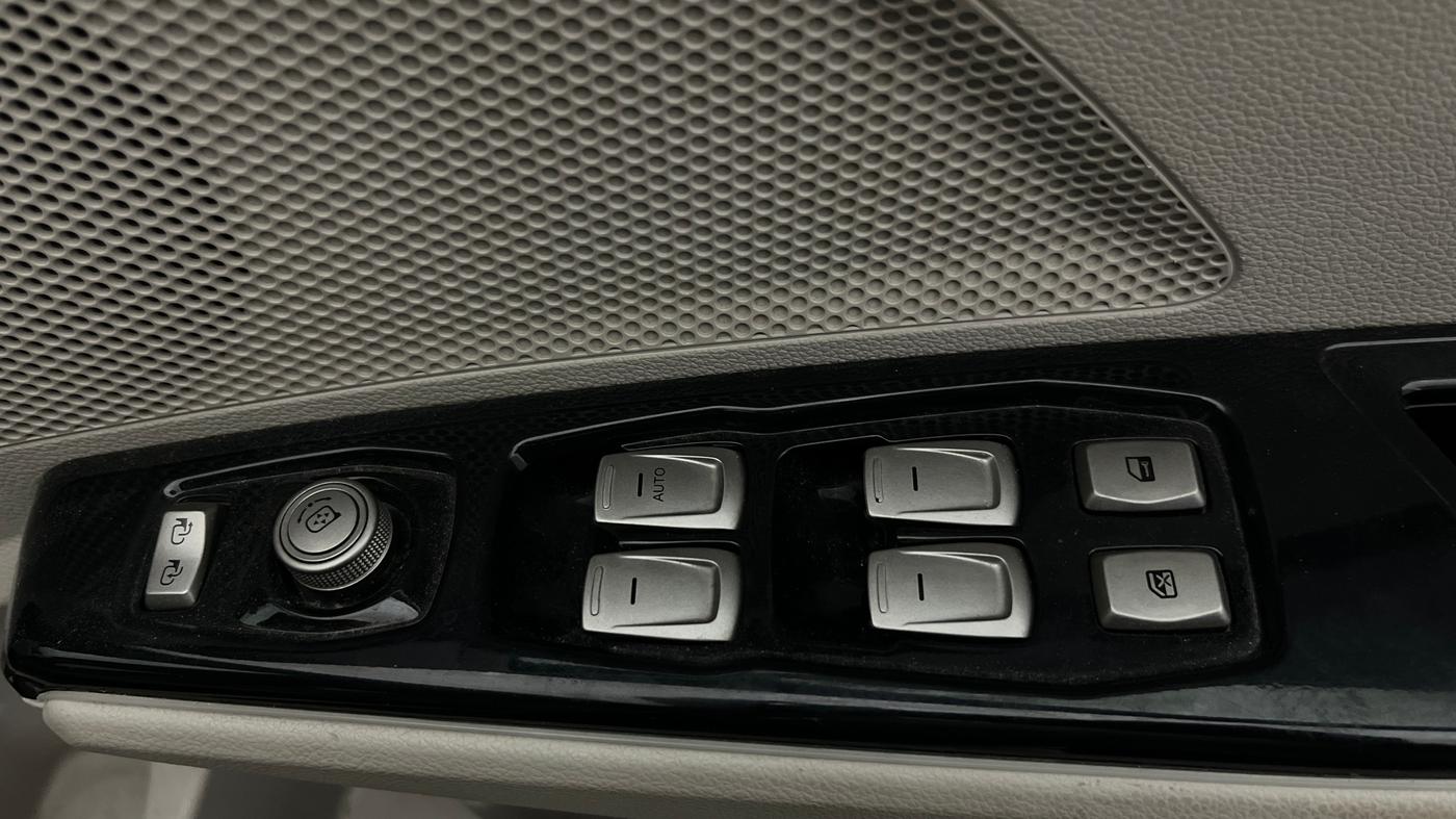 2020 Mahindra XUV300 W8 1.2 PETROL, Petrol, Manual, 79,309 km, Driver Side Door Panels Control