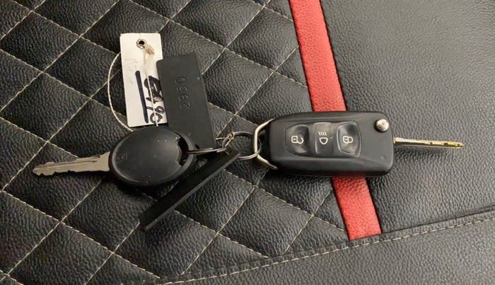 2017 Tata Tiago XT PETROL, CNG, Manual, 56,632 km, Key Close Up
