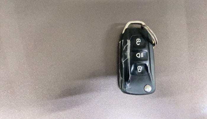 2018 Tata Tiago XT PETROL, CNG, Manual, 61,356 km, Key Close Up