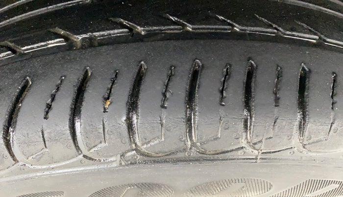 2016 Renault Duster 110 PS RXZ 4X2 AMT DIESEL, Diesel, Automatic, 86,321 km, Right Front Tyre Tread