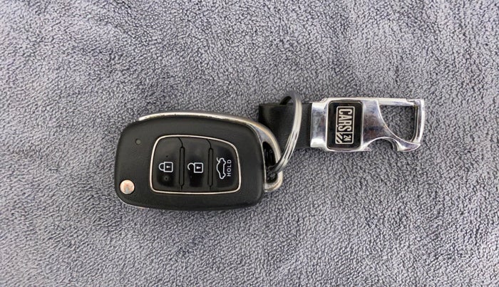 2020 Hyundai AURA S 1.2 CNG, CNG, Manual, 68,025 km, Key Close Up