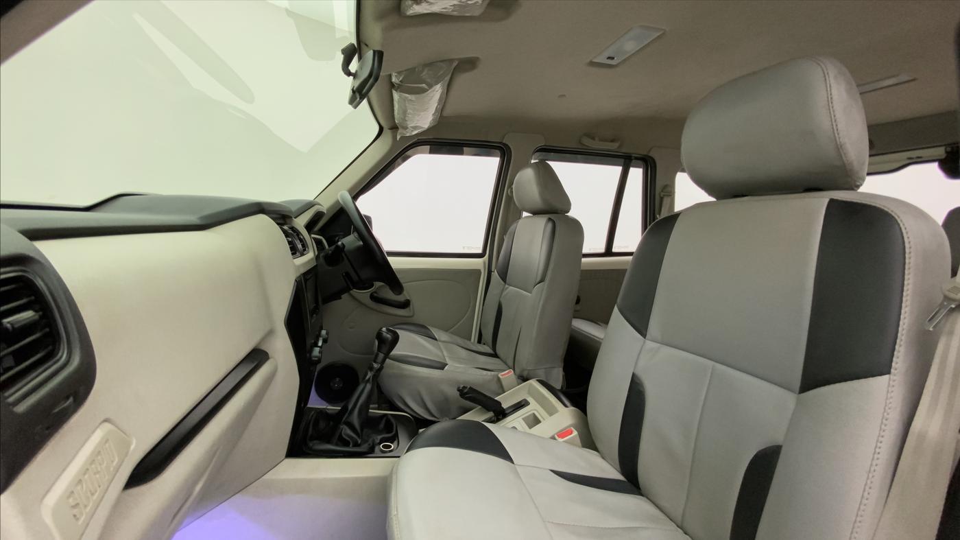 2015 Mahindra Scorpio S2, Diesel, Manual, 73,296 km, Right Side Front Door Cabin