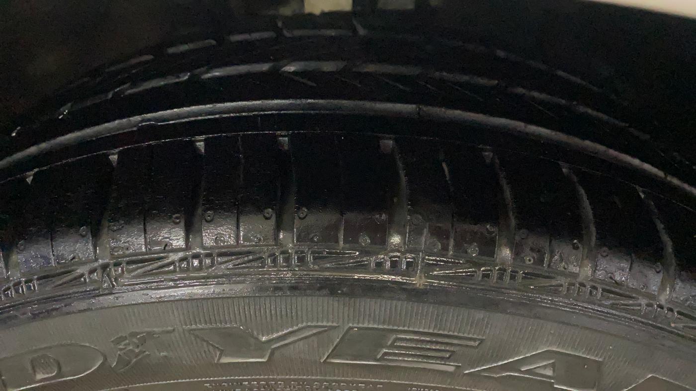 2017 Volkswagen Vento HIGHLINE 1.6 MPI, Petrol, Manual, 49,026 km, Right Front Tyre Tread