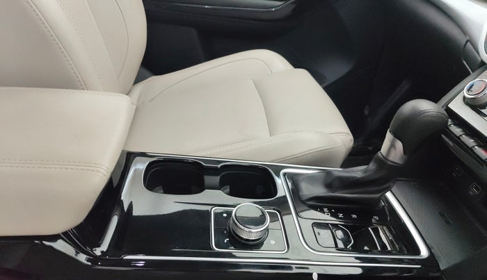 2022 Mahindra XUV700 AX 7 LUXURY P AT 7 STR, Petrol, Automatic, 17,184 km, Gear Lever