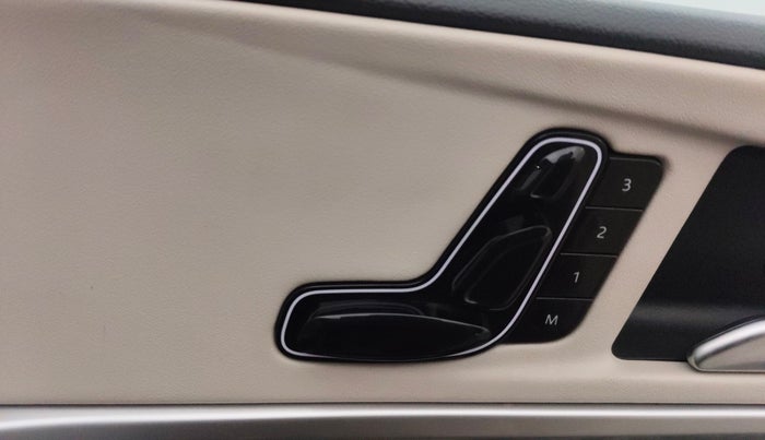 2022 Mahindra XUV700 AX 7 LUXURY P AT 7 STR, Petrol, Automatic, 17,184 km, Driver Side Adjustment Panel