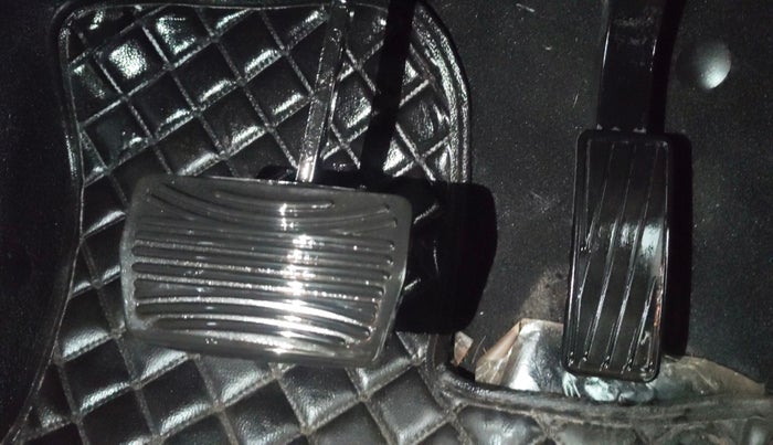 2022 Mahindra XUV700 AX 7 LUXURY P AT 7 STR, Petrol, Automatic, 17,184 km, Pedals