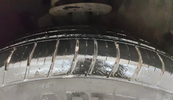 2022 Mahindra XUV700 AX 7 LUXURY P AT 7 STR, Petrol, Automatic, 17,184 km, Right Front Tyre Tread