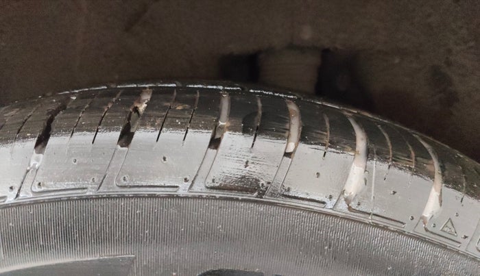 2022 Mahindra XUV700 AX 7 LUXURY P AT 7 STR, Petrol, Automatic, 17,184 km, Left Front Tyre Tread