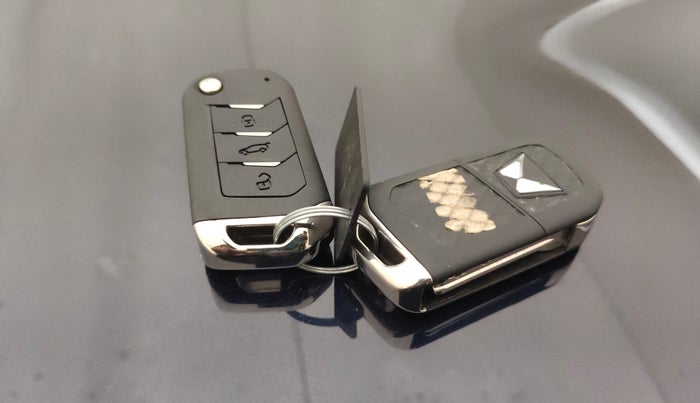 2022 Mahindra XUV700 AX 7 LUXURY P AT 7 STR, Petrol, Automatic, 17,184 km, Key Close Up