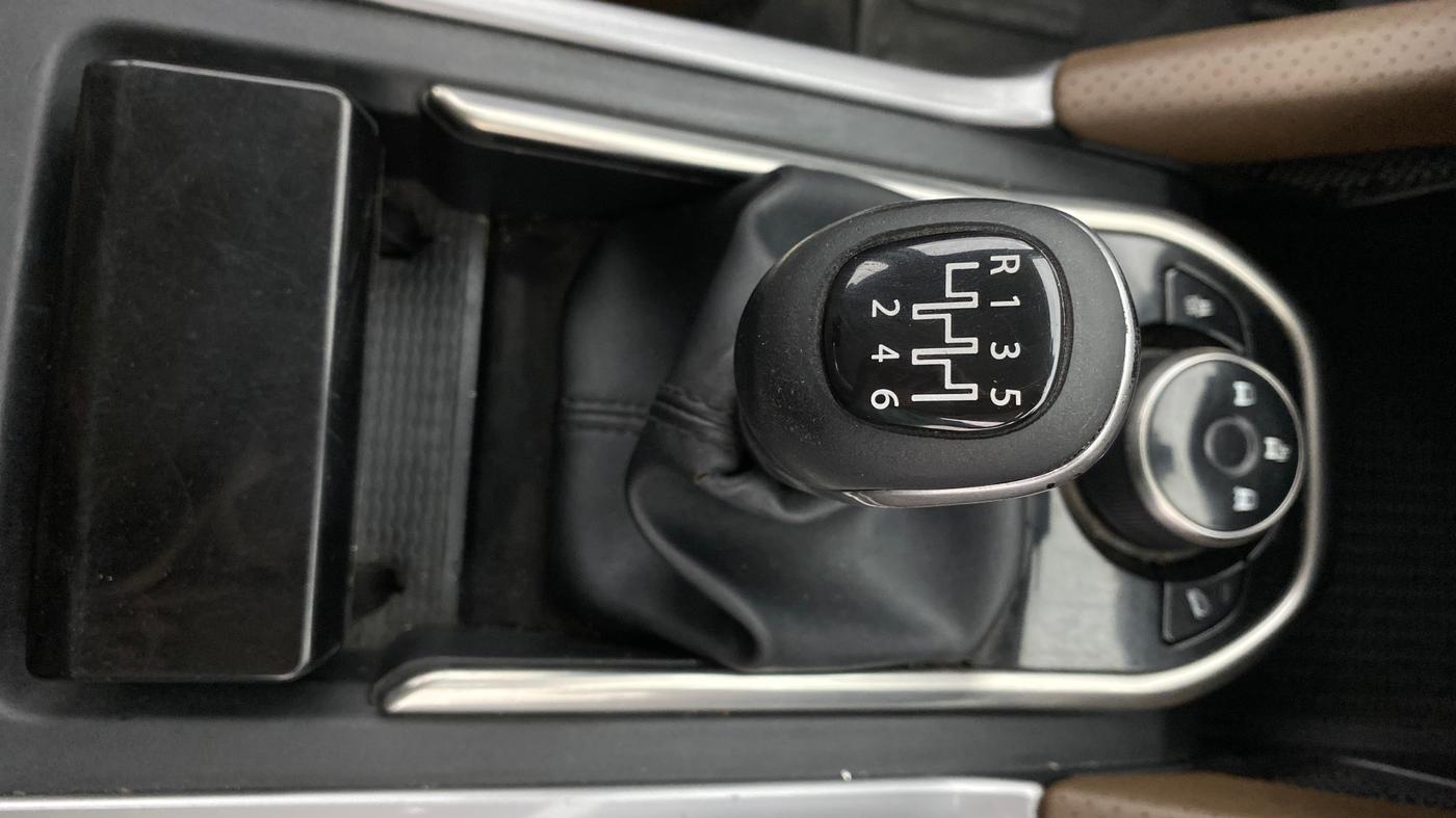 2021 Tata Harrier XZ PLUS 2.0L DUAL TONE, Diesel, Manual, 65,892 km, Gear Lever
