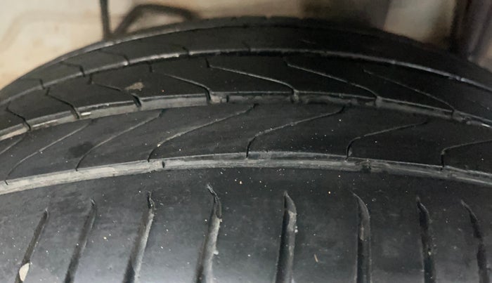 2015 Ford Ecosport TITANIUM 1.5L PETROL, Petrol, Manual, 1,01,340 km, Left Rear Tyre Tread