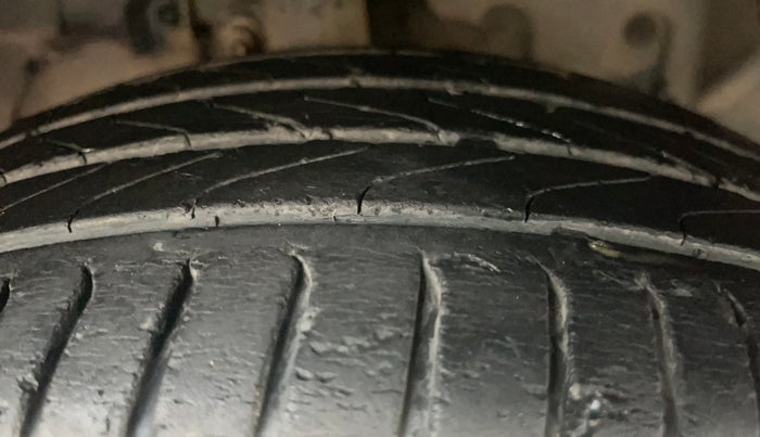 2015 Ford Ecosport TITANIUM 1.5L PETROL, Petrol, Manual, 1,01,340 km, Right Front Tyre Tread