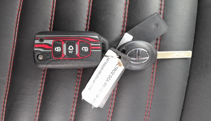 2024 Tata ALTROZ XMA Plus (S) DCT, Petrol, Automatic, 17,233 km, Key Close Up