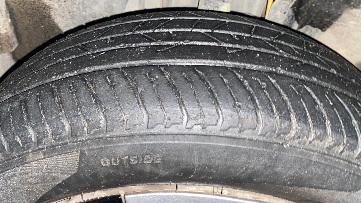 2022 Nissan MAGNITE XE, Petrol, Manual, 24,161 km, Left Front Tyre Tread