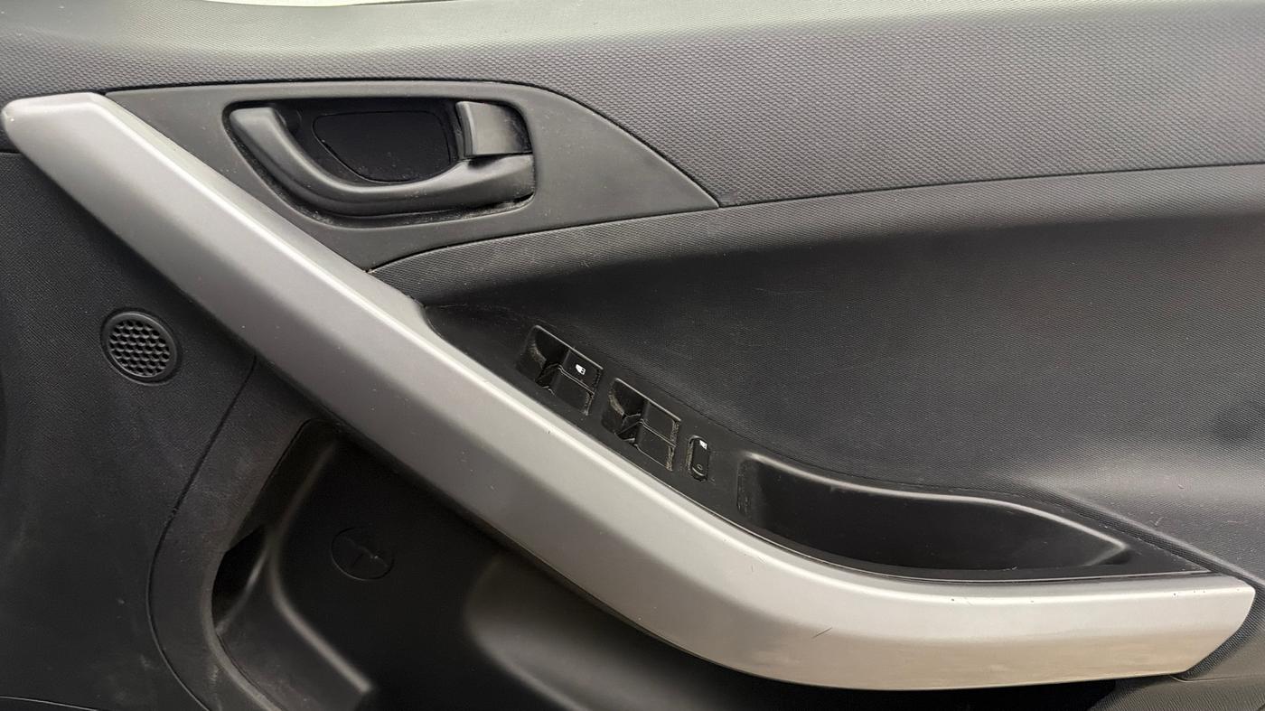 2022 Tata NEXON XM PLUS SUNROOF PETROL, Petrol, Manual, 51,460 km, Driver Side Door Panels Control