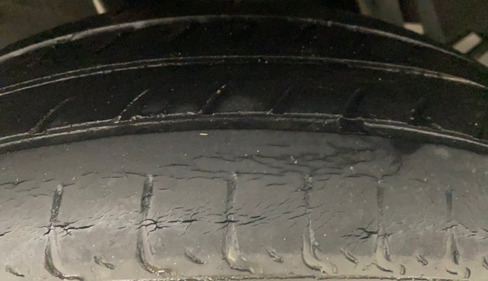 2017 Renault Kwid RXT 1.0 AMT, Petrol, Automatic, 75,218 km, Right Rear Tyre Tread