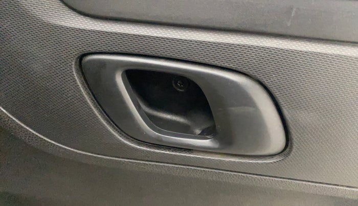 2017 Renault Kwid RXT 1.0 AMT, Petrol, Automatic, 75,218 km, Driver Side Door Panels Control