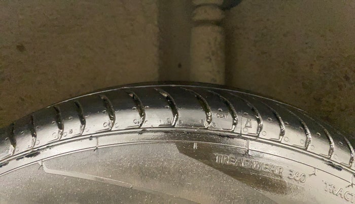 2015 Volkswagen Polo COMFORTLINE 1.2L, Petrol, Manual, 43,106 km, Left Rear Tyre Tread