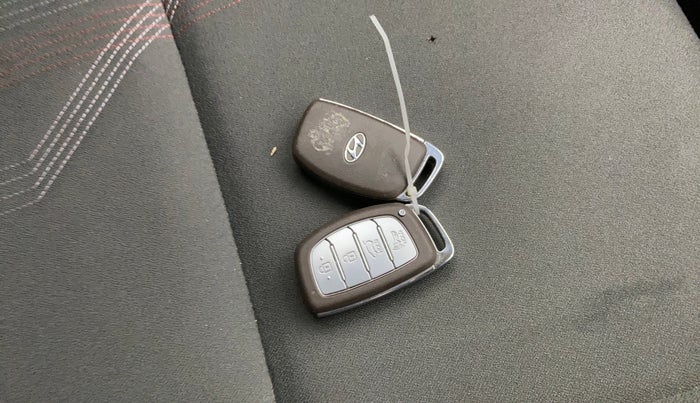 2020 Hyundai VENUE SX 1.0 (O) TURBO IMT, Petrol, Manual, 21,853 km, Key Close Up