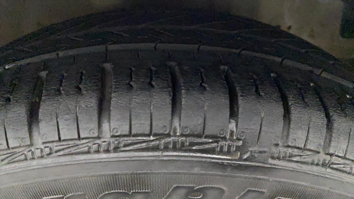 2018 Hyundai Eon SPORTZ, Petrol, Manual, 26,726 km, Right Front Tyre Tread