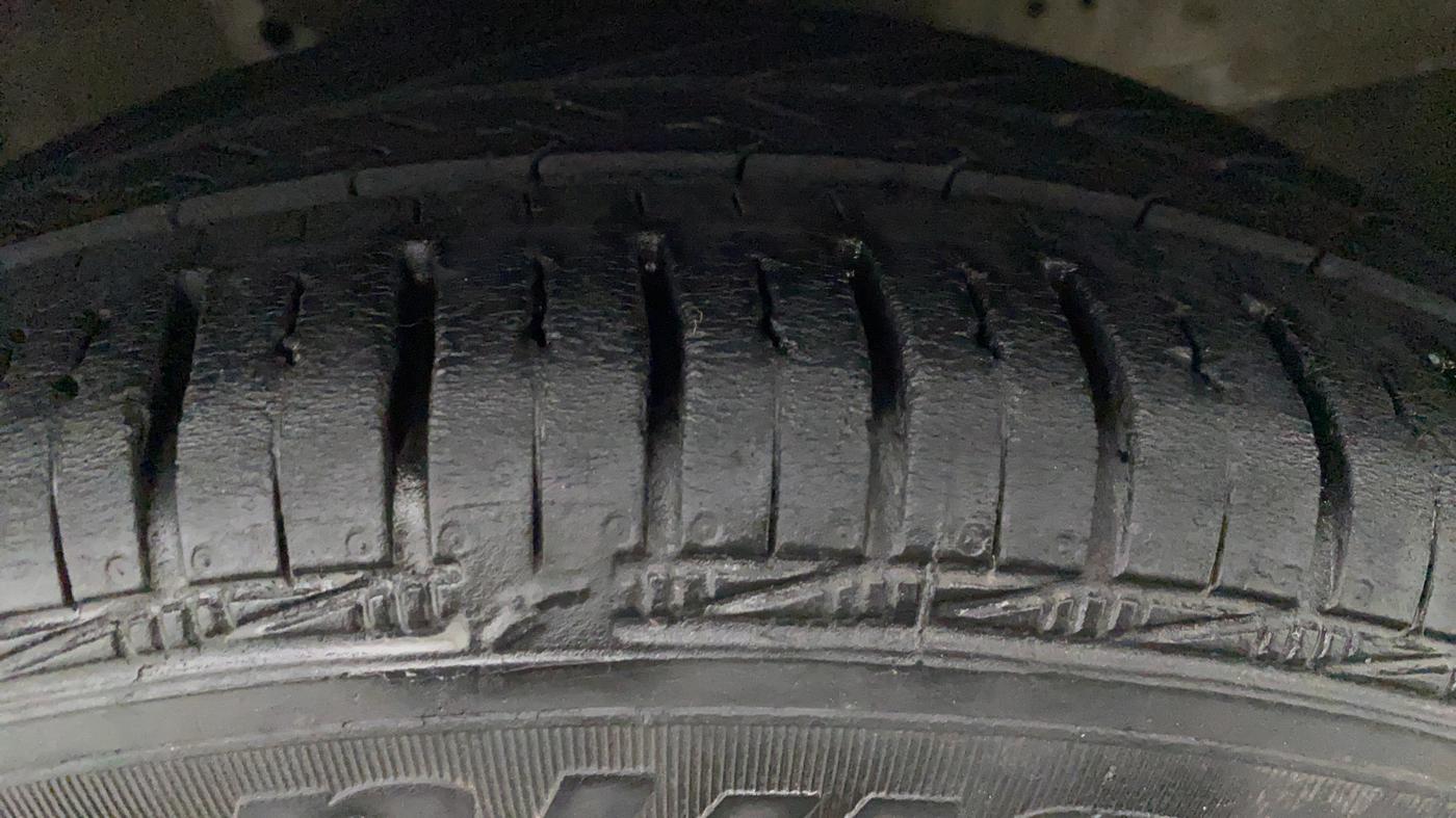 2018 Hyundai Eon SPORTZ, Petrol, Manual, 26,726 km, Left Front Tyre Tread