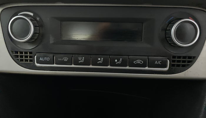 2016 Volkswagen Ameo HIGHLINE1.5L, Diesel, Manual, 1,09,668 km, AC Unit - Directional switch has minor damage