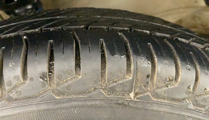2017 Maruti Wagon R 1.0 LXI CNG, CNG, Manual, 1,17,691 km, Right Front Tyre Tread