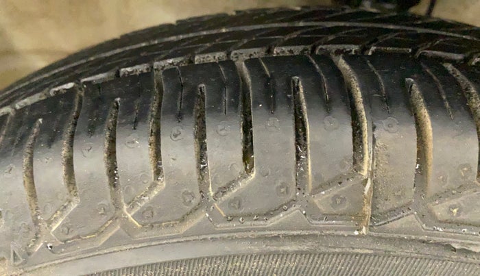 2017 Maruti Wagon R 1.0 LXI CNG, CNG, Manual, 1,17,691 km, Left Front Tyre Tread