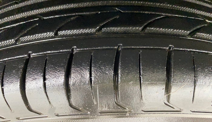 2019 Renault Kwid RXT 1.0 AMT (O), Petrol, Automatic, 40,707 km, Right Front Tyre Tread