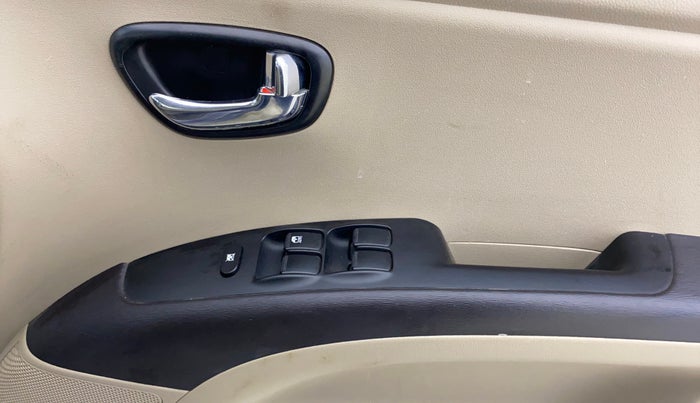 2014 Hyundai i10 SPORTZ 1.1, Petrol, Manual, 20,612 km, Driver Side Door Panels Control